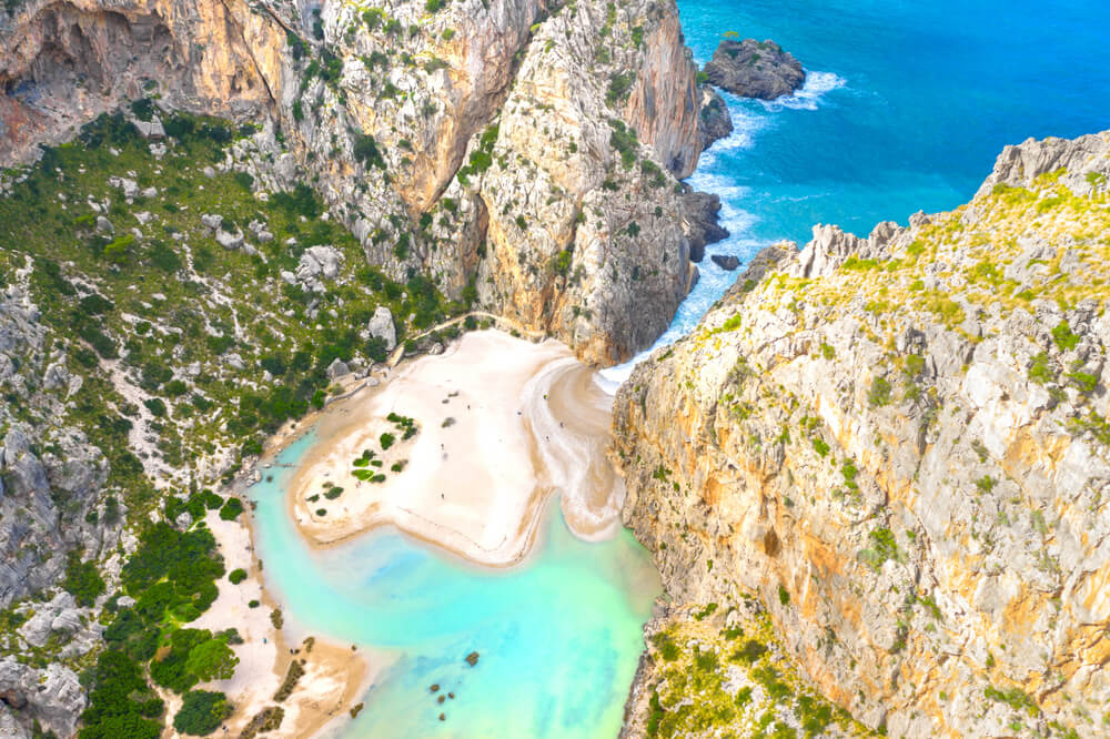 Die Cala de Sa Calobra am Ende des Torrente de Pareis.