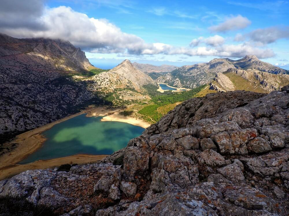 Wandern auf Mallorca: Blick aus der Höhe aufs tiefblaue Meer.