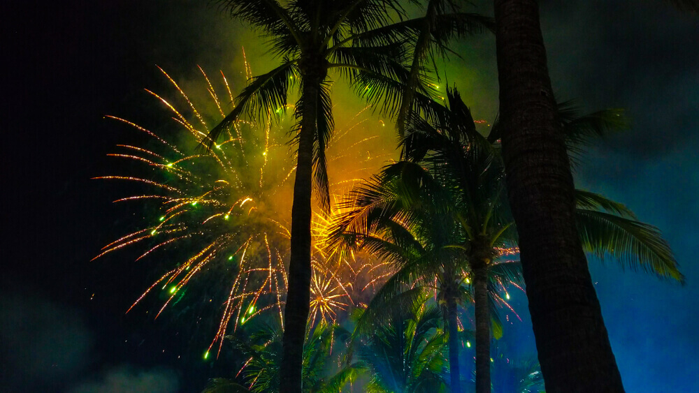 Wenn man Silvester in Mexiko feiert, kann man ein Feuerwerk am Strand erleben.