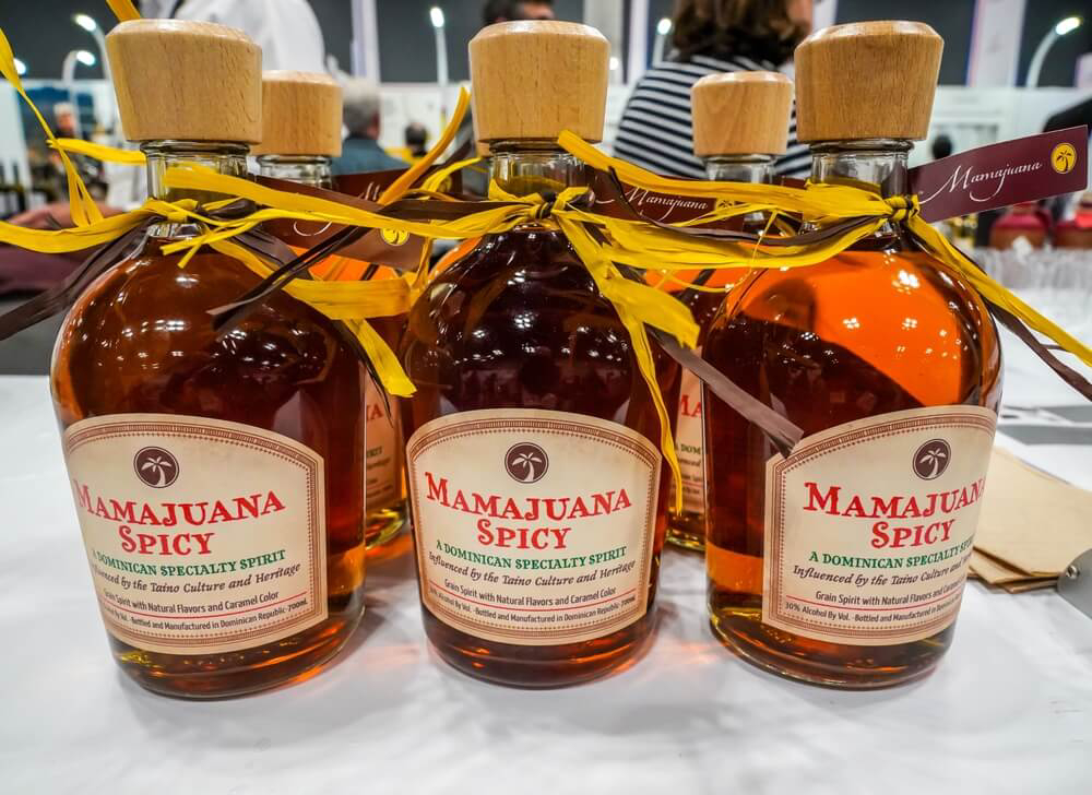 Souvenirs aus der Dominikanischen Republik: Flaschen mit dem Likör „Mamajuana“.