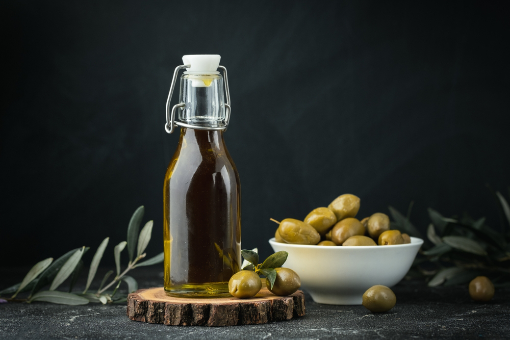 Souvenirs aus Mallorca: Flasche Olivenöl und Schale mit Oliven.