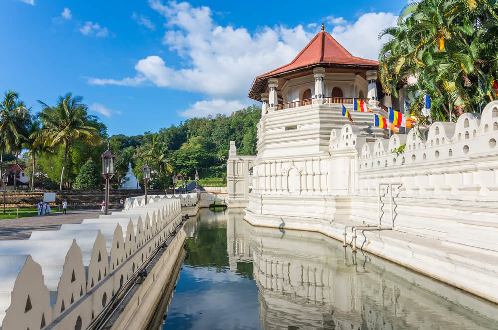 Sri Lanka Sehenswürdigkeiten: weißer Tempel, in dem ein Zahn des Buddha aufbewahrt wird.