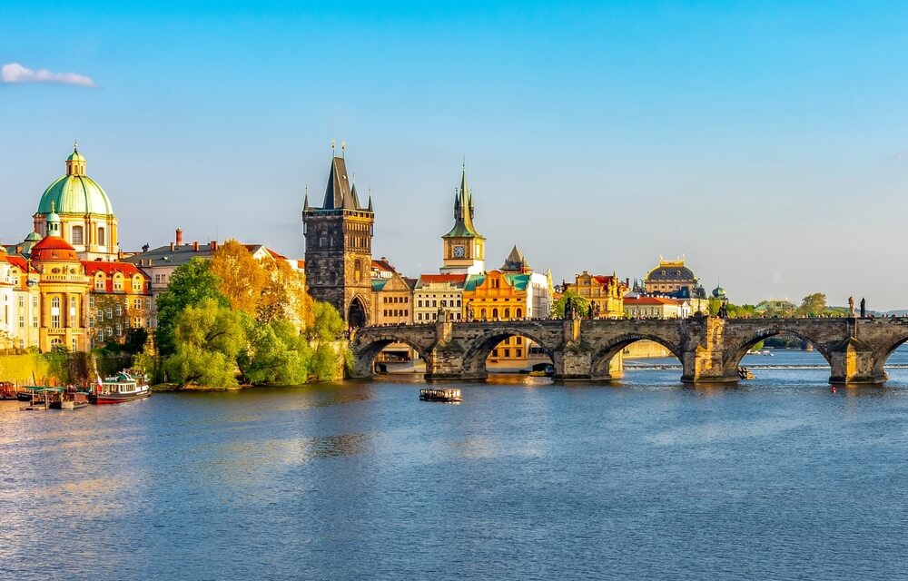 Blick von der Moldau auf die Altstadt von Prag.