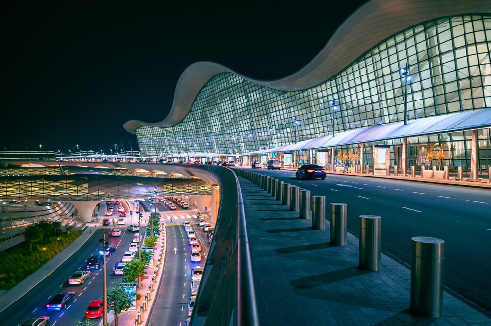 Stopover in Dubai: The airport in Dubai lit up at night, seen from the side