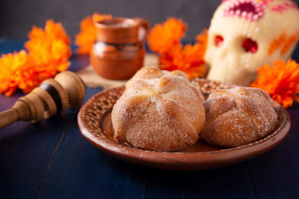 Tag der Toten in Mexiko: Zuckerschädel und Totenbrot mit Studentenblumen.