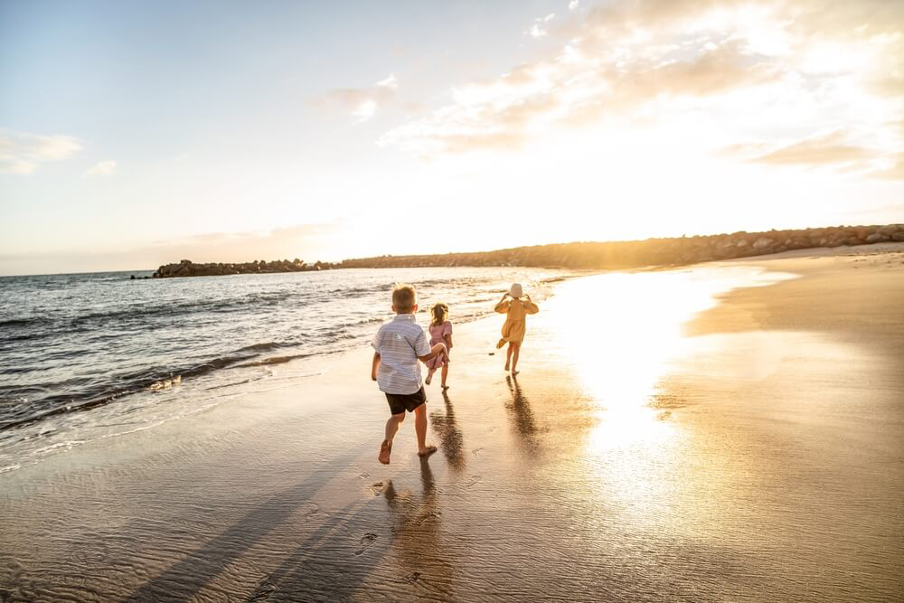 Kinder am Strand auf Teneriffa.