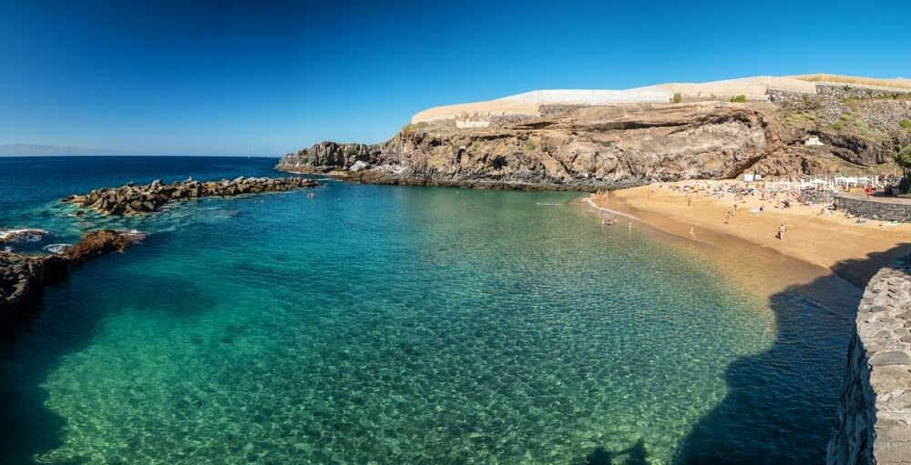 Kleine Bucht mit kristallklarem Wasser auf Teneriffa.