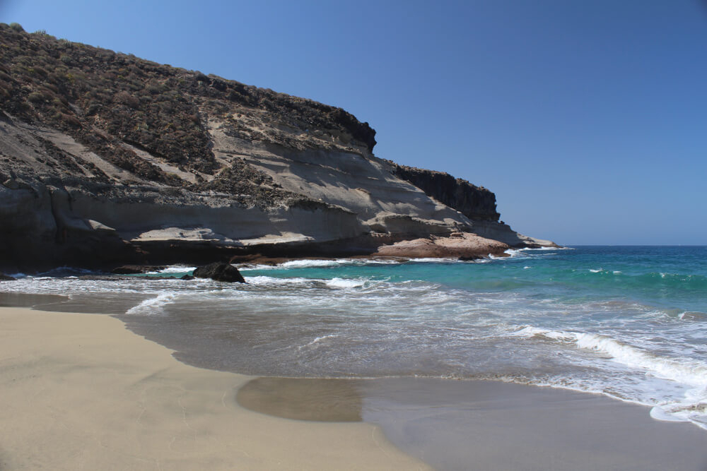 Schwarzer Lavastrand mit Klippen auf Teneriffa