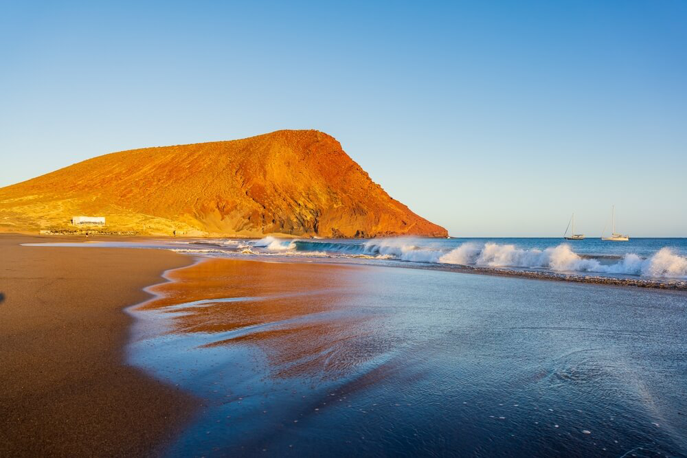 Teneriffa schönste Strände: Naturstrand mit goldbraunem Berg.