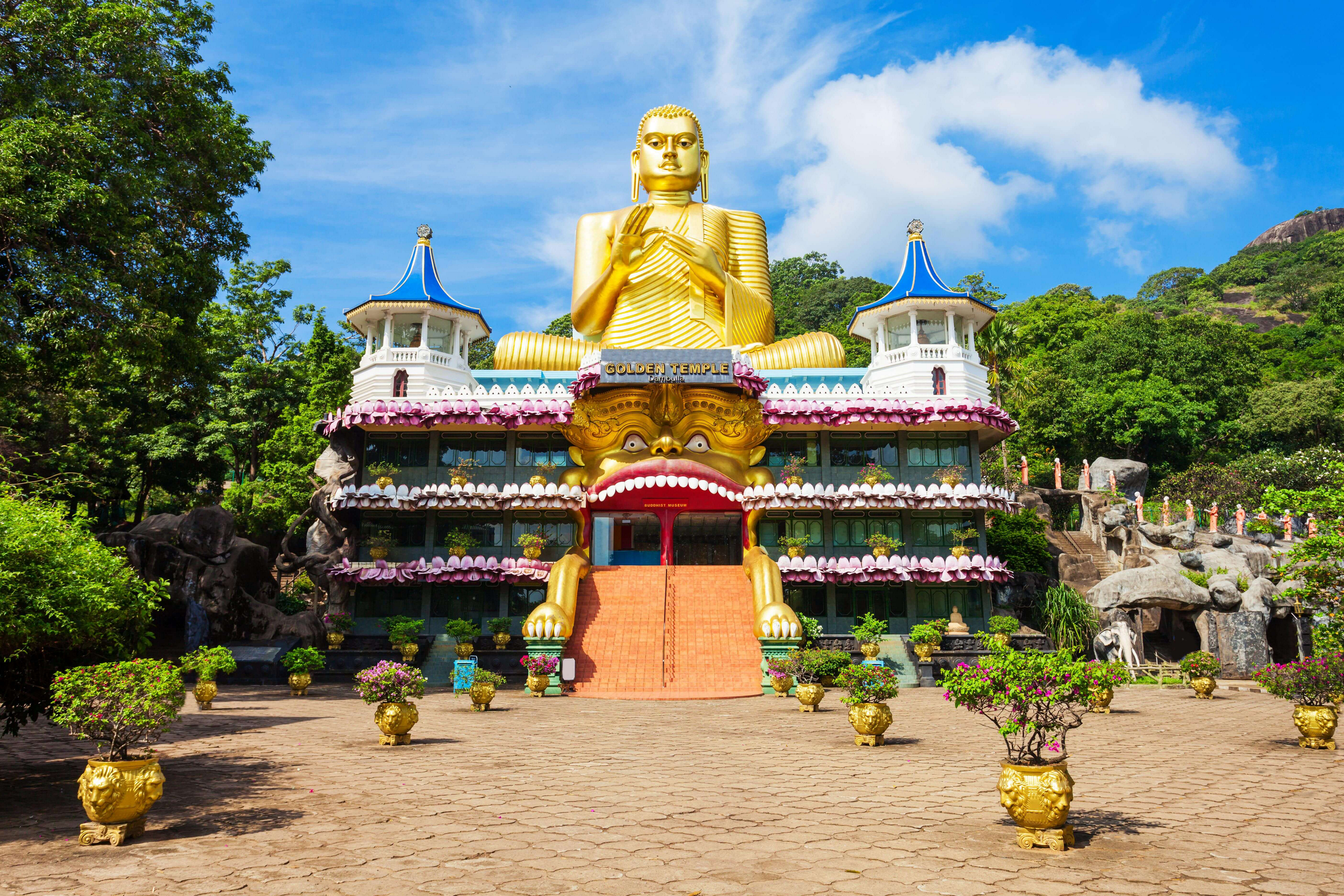 Things to do in Sri Lanka: Golden temple with golden Buddha statue