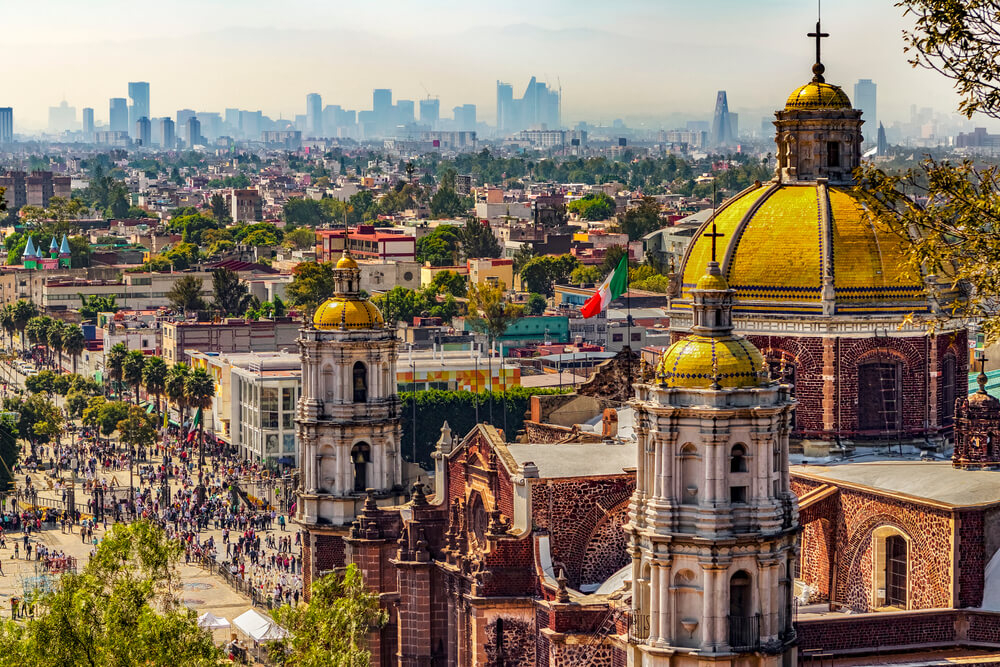 Blick auf die alte Basílica de Santa María de Guadalupe in Mexiko-Stadt.