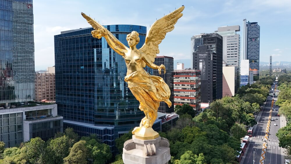 Blick auf Mexiko City mit dem Ángel de la Independencia im Vordergrund.