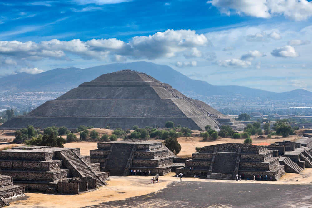 Die Ruinen von Teotihuacán mit der Sonnenpyramide und mehreren kleineren Pyramiden.