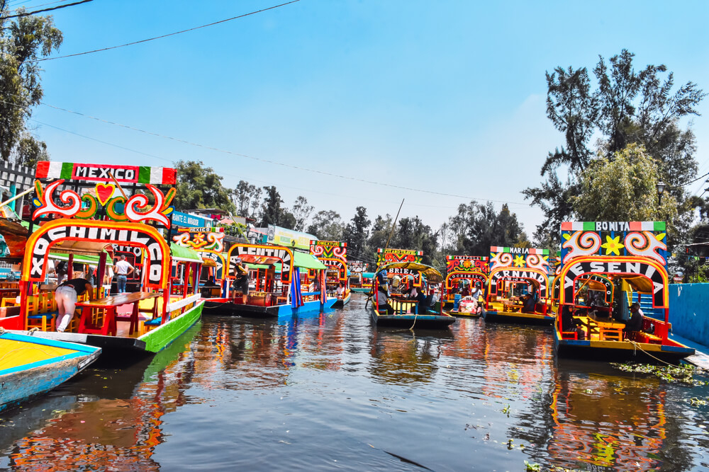 Der See von Xochimilco mit den typischen Trajineras.