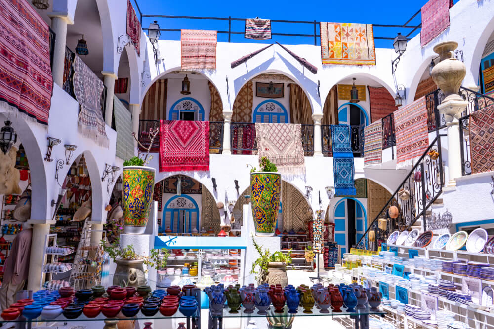 Teppiche und Keramik in Houmt el Souk, der Hauptstadt der Insel Djerba, Tunesien.