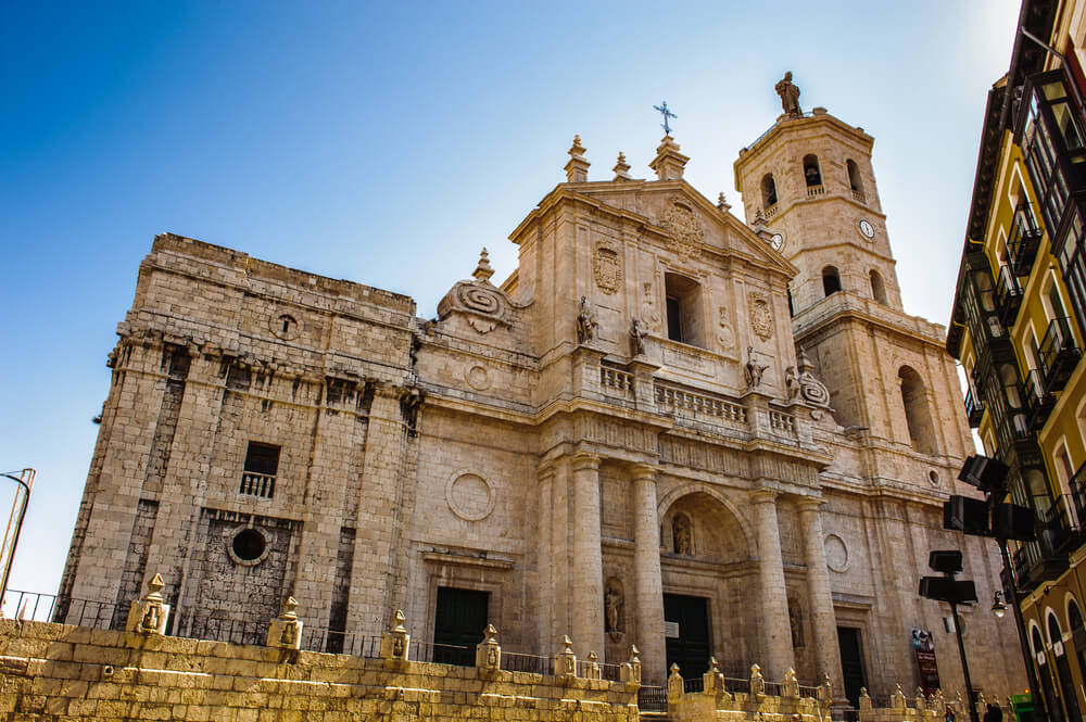 Teilansicht der Kathedrale von Valladolid von unten gesehen.