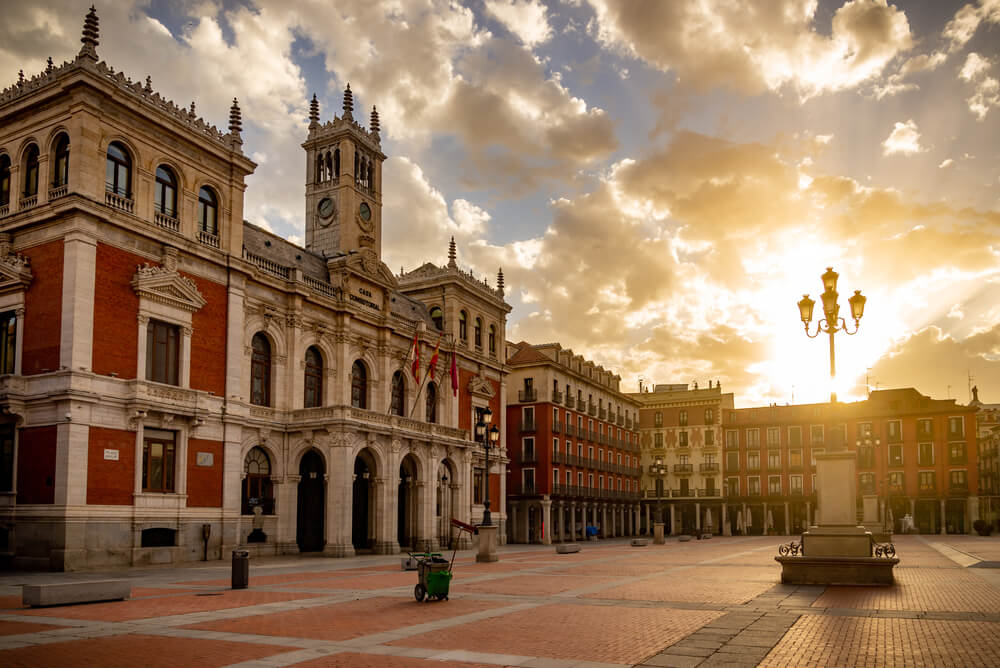 Plaza Mayor von Valladolid in der Dämmerung.