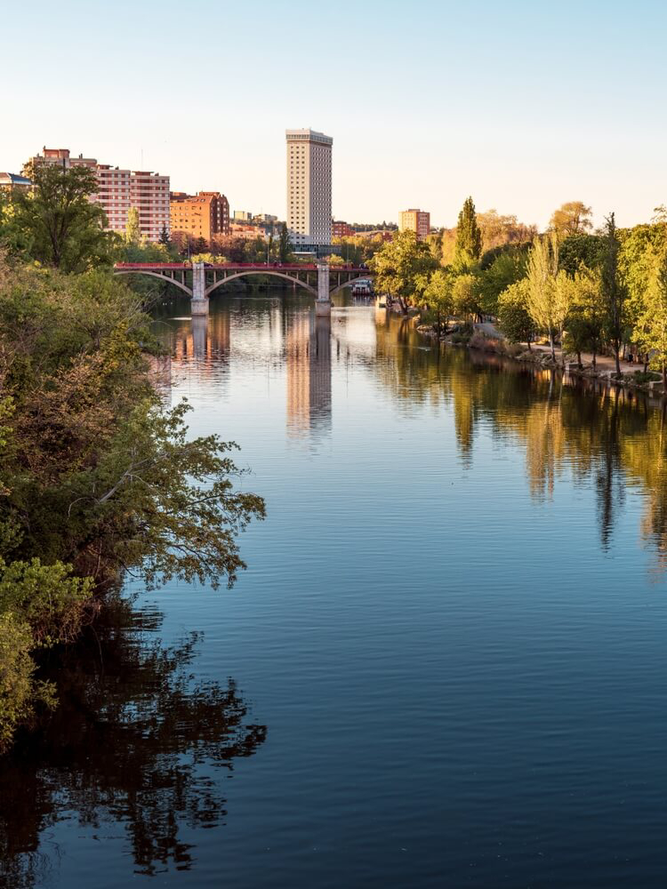 Der Río Pisuerga fließt durch Valladolid.