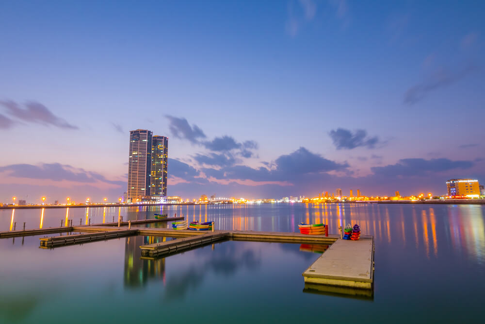 Vereinigte Arabische Emirate: Skyline von Ras al Khaimah zur Abenddämmerung