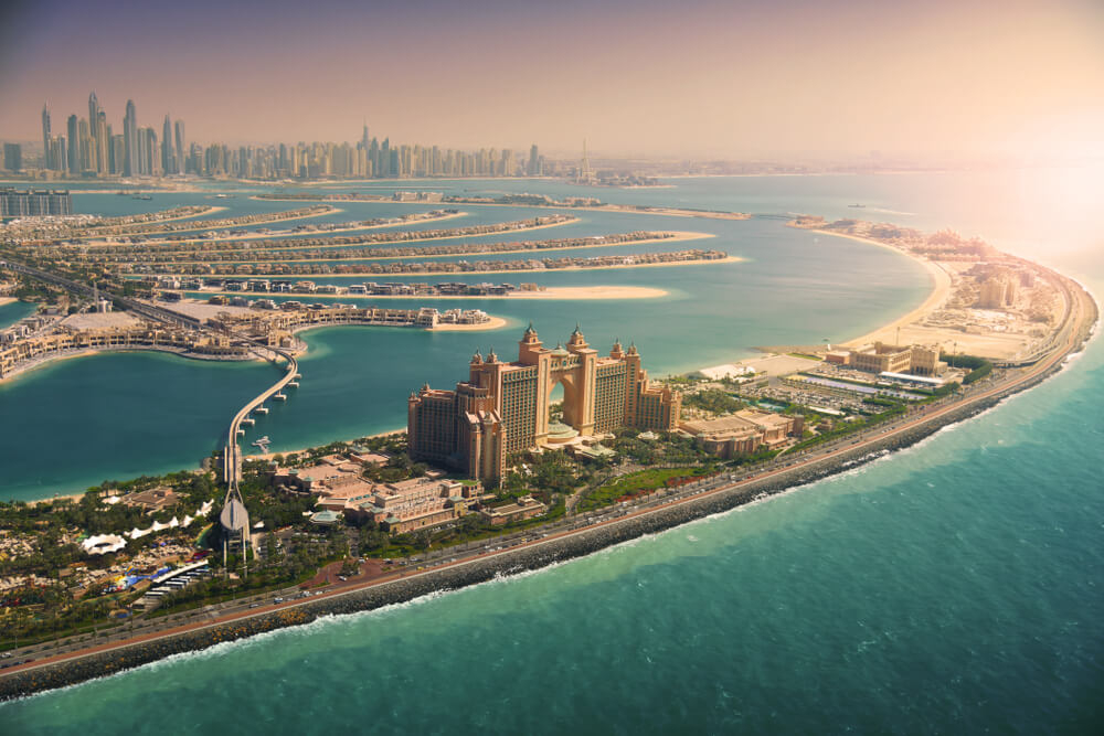 Dubai-Urlaub: die künstliche Insel Palm Jumeirah in der Abenddämmerung.