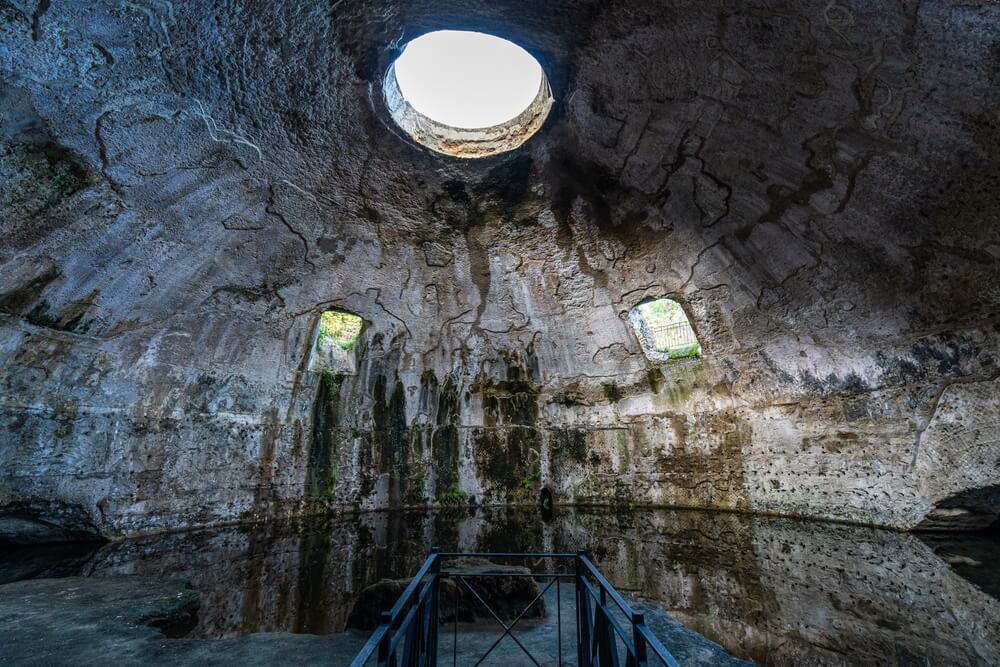 Versunkene Städte: Kuppel im Archäologiepark von Baiae, Italien.