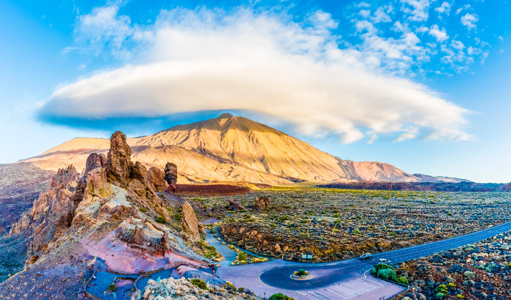 Wandern auf Teneriffa: Panoramablick auf den Teide und die umliegende Landschaft. 