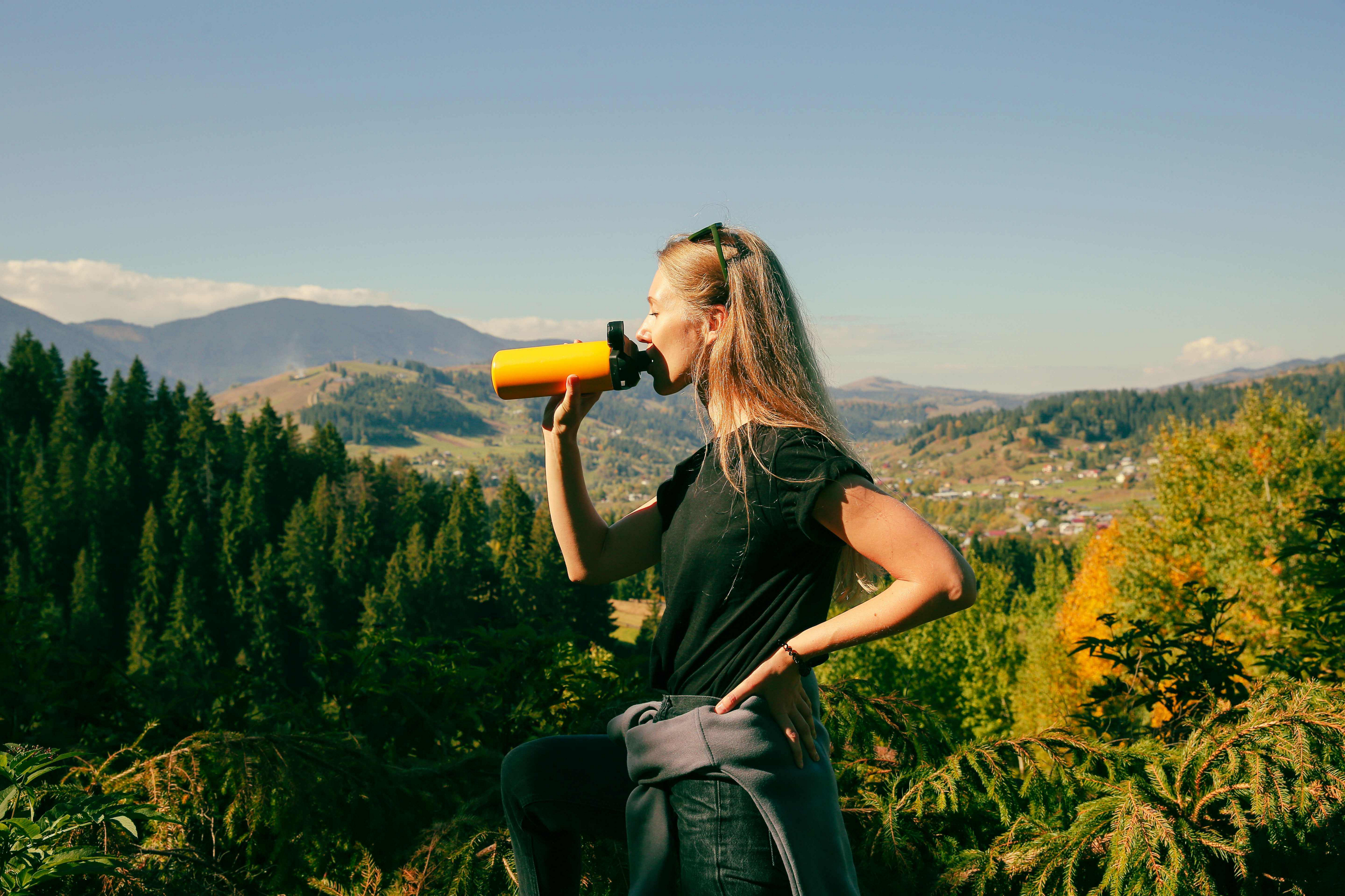 Frau mit Trinkflasche beim Wandern in Spanien.