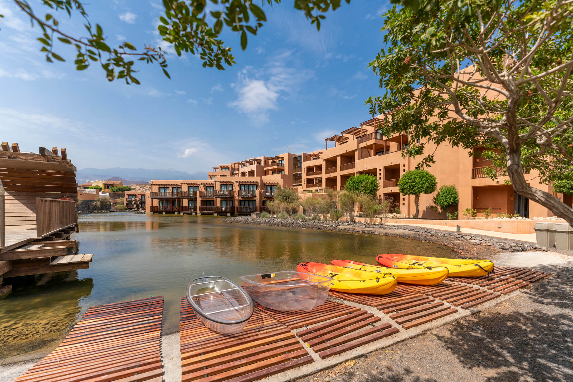 Kayak tour in Tenerife: 5 kyaks on the deck of the lake at the Barceló Tenerife hotel