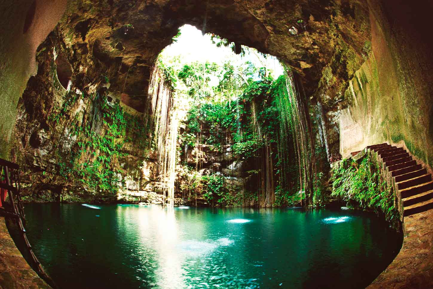 Discover our selection of the 5 best waterfalls in the Caribbean