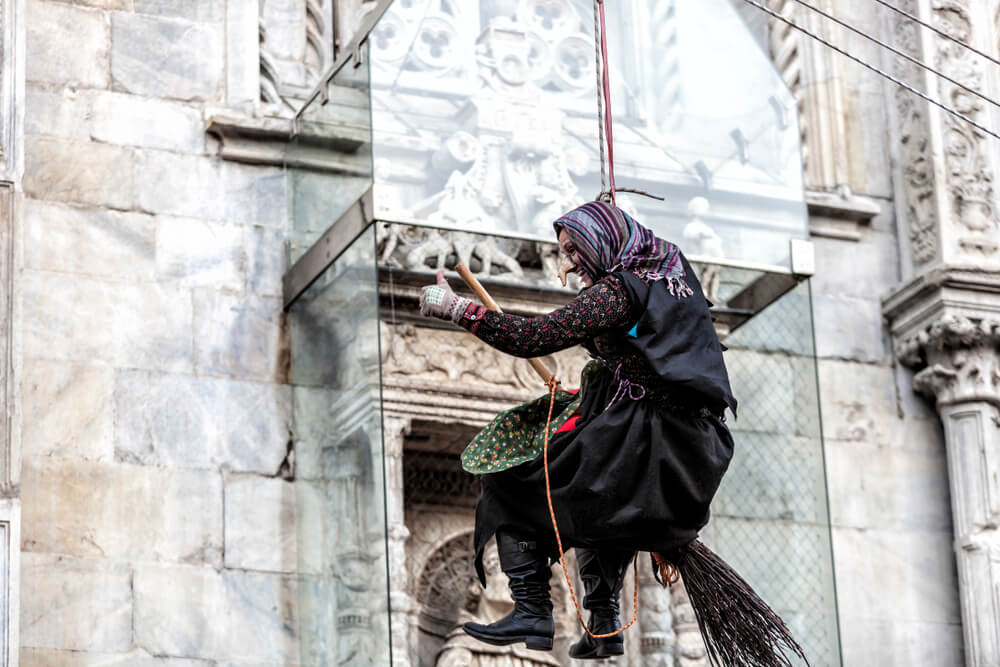 Weihnachtstraditionen weltweit: die Hexe Befana an einer Hausfassade in Italien.