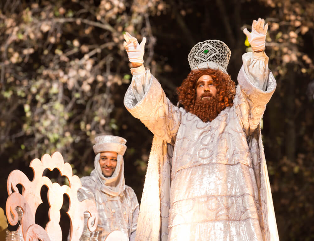 Weihnachtstraditionen weltweit: Dreikönigsparade in Spanien.