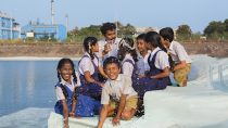Im Rahmen des „Wasser-Erziehungs-Projekts“ der BASF ziehen Schüler der Shri Venkataramana Higher Primary School in Kulai (Mangalore) zusammen mit dem Naturkundelehrer Gopala V Proben aus dem Grundwasserreservoir, das in der Nähe der BASF-Produktionsstätte liegt. Mithilfe des Wasser Testing Toolkits können sie die physische, chemische und biologische Parameter der Wasserprobe testen.
