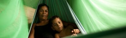 Mulher e criança deitados na rede verde BASF Brasil