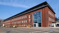 An Tor 2 der BASF SE in Ludwigshafen laufen derzeit die ersten Vorbereitungen für die Erweiterung des BASF-Besucherzentrums. Darüber hinaus wird das Unternehmensarchiv der BASF in das Gebäude des Besucherzentrums integriert und somit externen Gästen noch besser zugänglich.