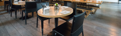 Mesa de restaurante com cadeiras pretas BASF Brasil