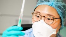 Die ersten Impfdosen sind am Montag bei BASF in Ludwigshafen eingetroffen. Mitarbeitende können sich seit vergangener Woche für Impftermine über ein betriebsinternes Registrierungstool online anmelden.  Hier im Bild Pharmazeutin Dr. Sung Min Pyo, die im Impfzentrum im Einsatz ist. 