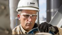 Operator Scott Vicknair adjusts the pressure in the first distillation tower to create ideal conditions for methylamines production. As the newest unit at the BASF Geismar Verbund site in Louisiana, methylamines started production in 2012. Methylamine is used in the production of agrochemicals, personal care products, detergents, pharmaceuticals, textiles, solvents and animal feed additives.Print free of charge. Copyright by BASF.Techniker Scott Vicknair stellt in der ersten Destillationskolonne den Druck ein, um optimale Bedingungen für die Methylamin-Produktion zu schaffen. Die Anlage ist die jüngste am BASF Verbundstandort Geismar, Louisiana, und nahm 2012 die Produktion auf. Methylamin wird für die Produktion von Pflanzenschutzmitteln, Kosmetika, Reinigungsmitteln, Pharmazeutika, Textilfasern, Lösungsmitteln und Futtermittelzusatzstoffen verwendet.Abdruck honorarfrei. Copyright by BASF.  