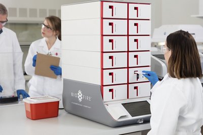 Group of laboratory technicians uses BIOFIRE