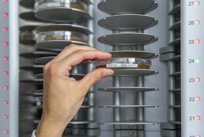 Interior of 3P ENTERPRISE Instrument
Filled with Plates
Reader 