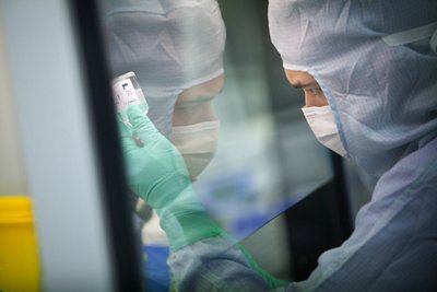 Reportage dans une biobanque suisse, spÃ©cialisÃ©e dans le stockage des cellules souches de sang de cordon (cellules souches hÃ©matopoÃ¯Ã©tiques) et des cellules souches du tissu de cordon (cellules souches mÃ©senchymateuses).
PrÃ©paration du cryoconservateur.