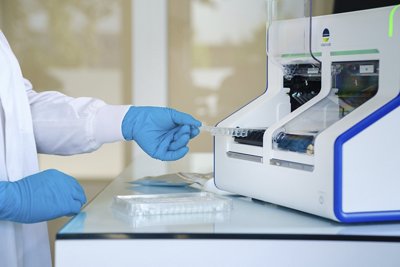 VIDAS KUBE close-up in a lab with technician hands preparing and handling sample

VIDAS KUBE, Food Safety and Quality, Pathogen Detection