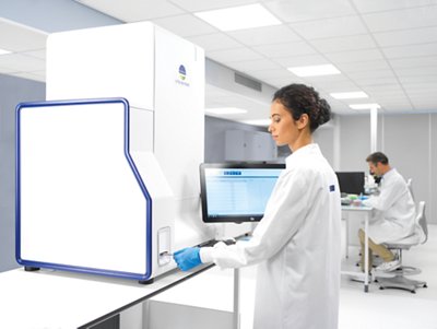 Technicienne utilisant le VITEK MS PRIME