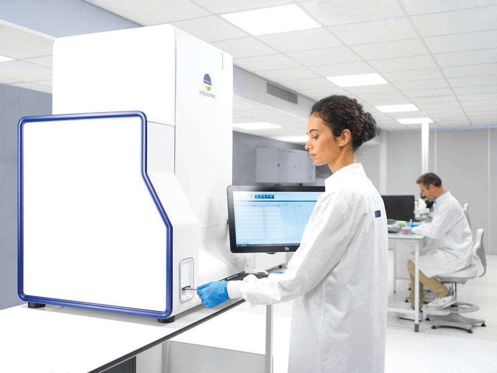 Technicienne utilisant le VITEK MS PRIME