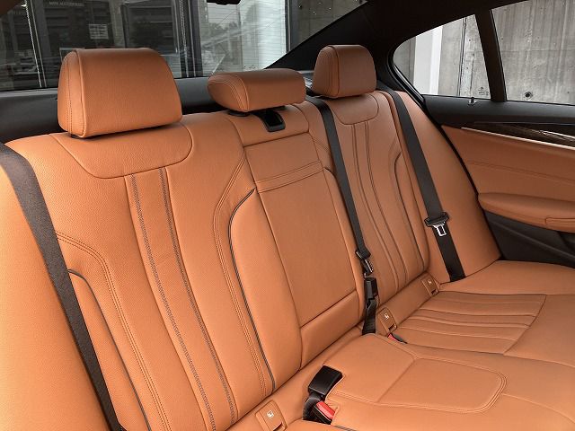 530e Sedan RHD