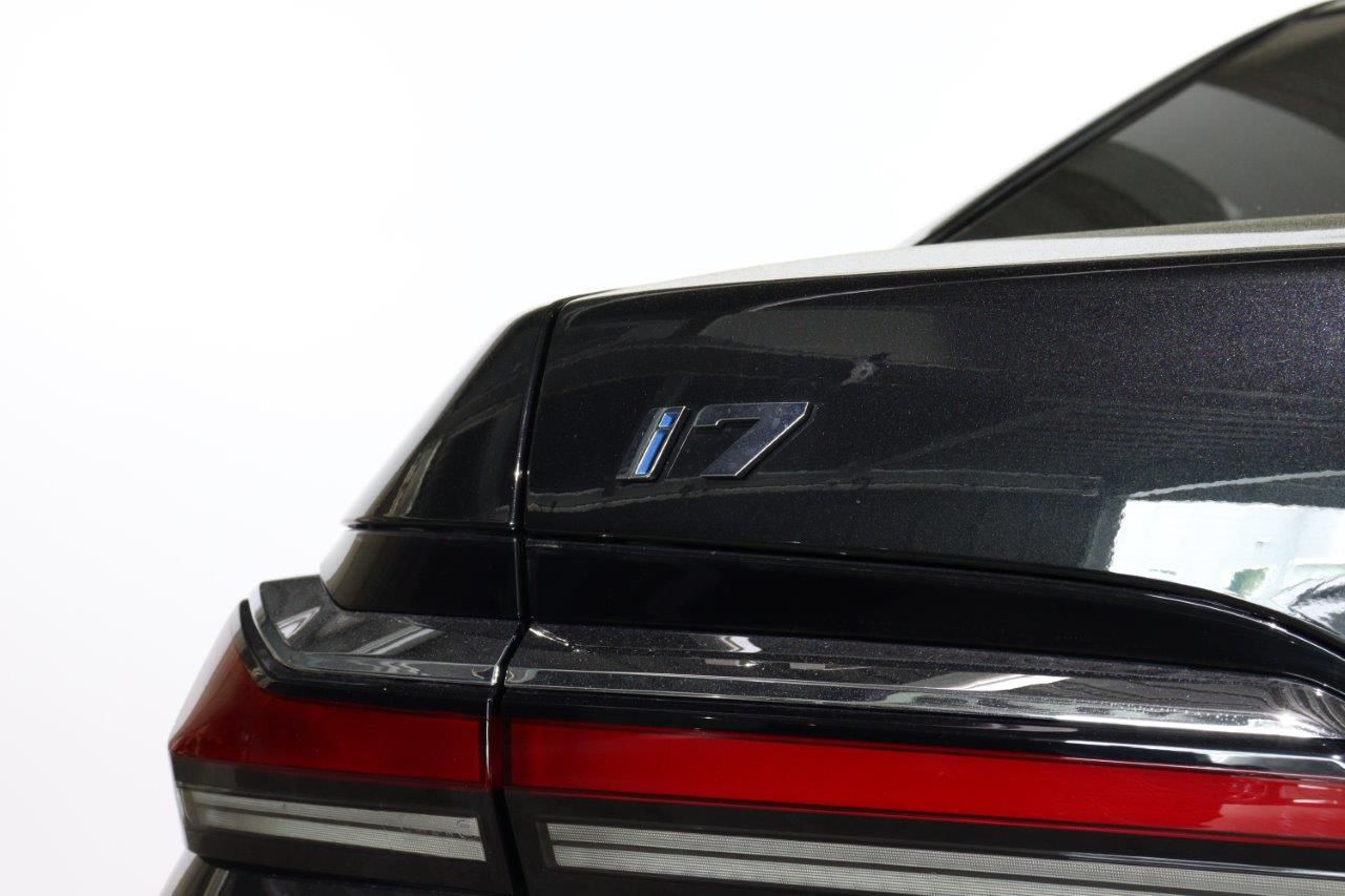 BMW i7 M70 xDrive Sedan RHD