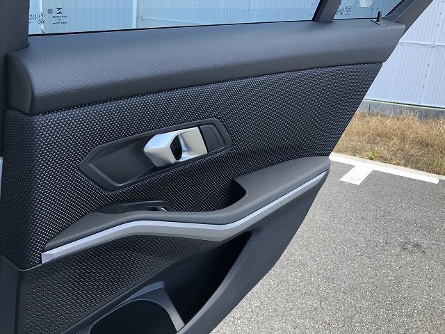 G20 320d xDrive RHD Saloon