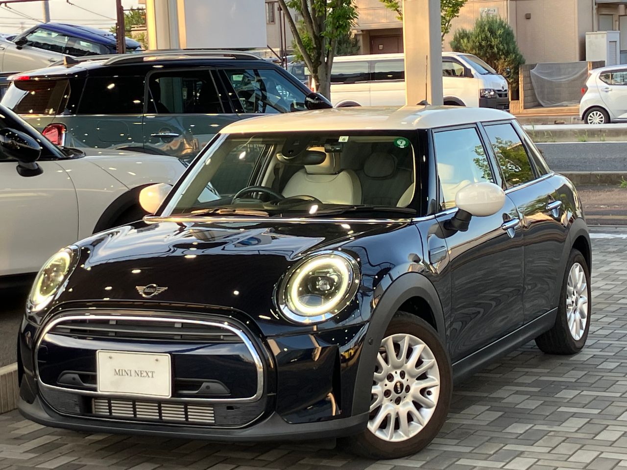THE NEW MINI COOPER 5 DOOR.