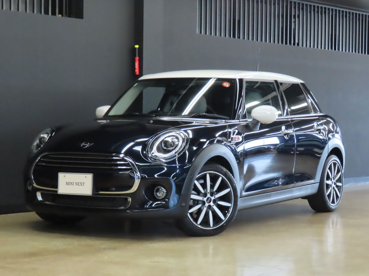 MINI COOPER 5 DOOR.