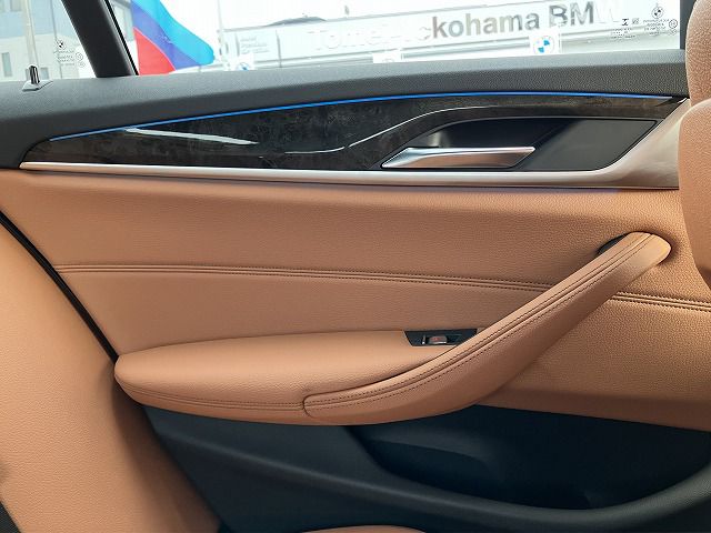 530e Sedan RHD
