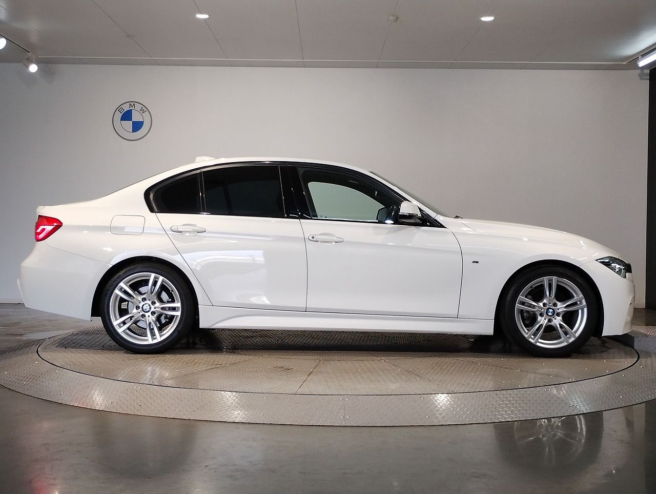 320I SEDAN RHD